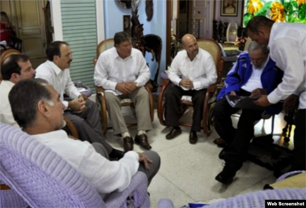 Alejandro Castro Espín en una reunión de los cinco espías con Fidel Castro