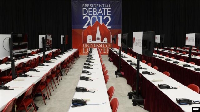 Vista general del interior del centro de prensa para el debate presidencial 2012, en el Magness Arena en la Universidad de Denver en Denver (EE.UU.).