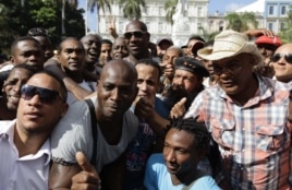 Jose Contreras (c) con sus fanáticos en el Parque Central de La Habana.