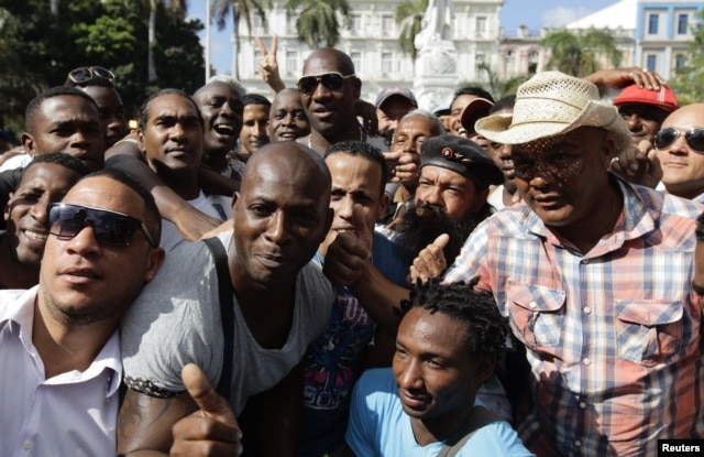 Jose Contreras (c) con sus fanáticos en el Parque Central de La Habana.