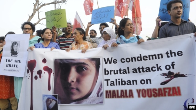 Archivo - Activistas de Derechos Humanos paquistaníes participan en una manifestación en repulsa al ataque contra Malala Yousafzai en Islamabad, Pakistán. 