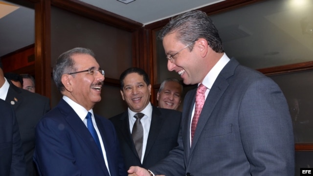 El presidente dominicano Danilo Medina (i) saludando al nuevo gobernador de Puerto Rico Alejandro García Padilla. 