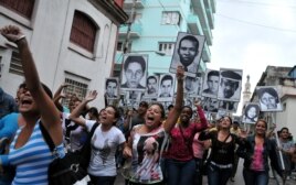 Partidarios del régimen cubano realiza un acto de repudio contra un grupo de Damas de Blanco a las afueras de la casa de la fallecida líder de la organización, Laura Pollán.