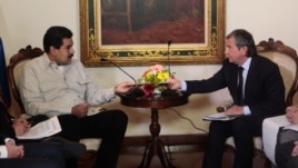 Nicolás Maduro (i), durante una reunión con el presidente de la compañía rusa de petróleo Rosneft, Igor Sechin (d), en el Palacio de Miraflores en Caracas (Venezuela). 