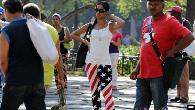 Una joven cubana viste un pantalón con los colores de EE.UU.