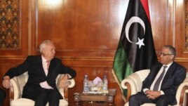 El primer ministro libio, Ali Zidan (d), conversa con el ministro español de Exteriores, José Manuel García-Margallo, durante su encuentro en Trípoli, Libia. 