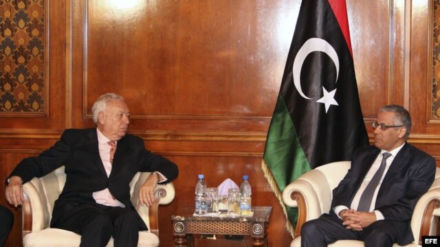 El primer ministro libio, Ali Zidan (d), conversa con el ministro español de Exteriores, José Manuel García-Margallo, durante su encuentro en Trípoli, Libia. 