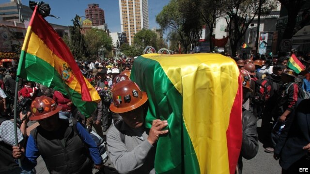 Obreros de la Federación Sindical de Trabajadores Mineros de Bolivia cargan el féretro del minero Héctor Choque.