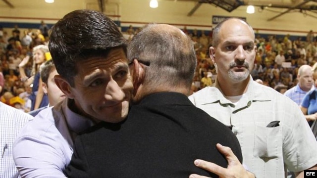 El candidato a la vicepresidencia, Paul Ryan, saluda a simpatizantes durante la Convención Nacional Republicana en Tampa.