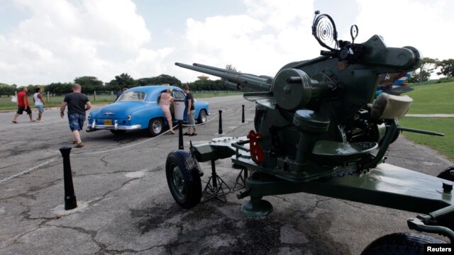 Turistas arriban en un taxi a un área de la fortaleza de La Cabaña, donde están expuestas algunas reliquias de la Guerra Fría (foto de archivo, 13 de octubre de 2012).
