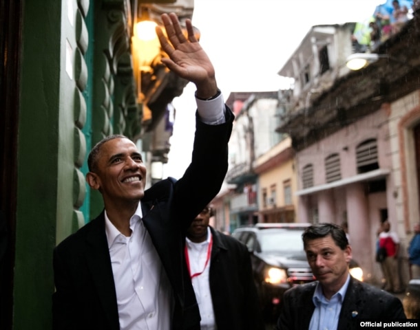 El presidente Obama, a la entrada del restaurante "San Cristóbal", saluda a los vecinos de la calle San Rafael, en Centro Habana (White House)