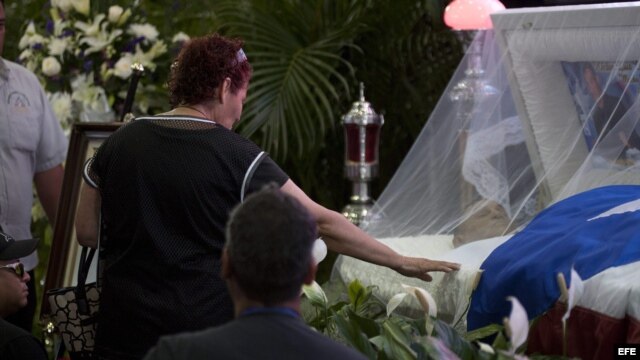 Puertorriqueños asisten al funeral del excampeón mundial de boxeo "el Macho" Camacho. 