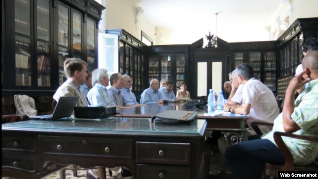 Cientificos estadounidenses discuten la cooperación con sus similares cubanos en la sede de la Academia de Ciencias de Cuba.