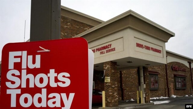 Vista general de una farmacia en la que han colocado un cartel en el que se puede leer "Inyecciones para la gripe de hoy" en Westfield, Massachusetts.