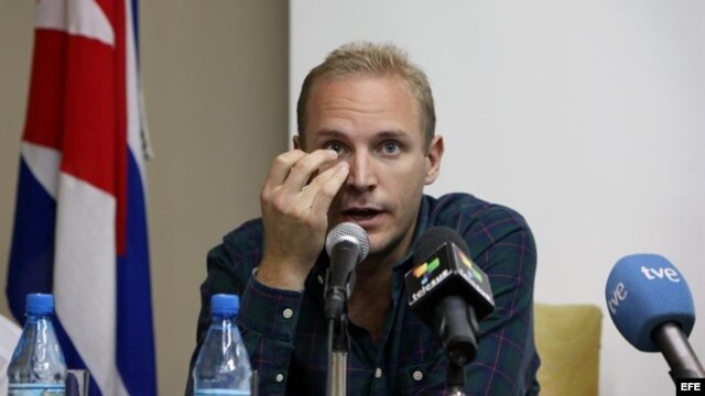  El sueco Jens Aron Modig (c), retenido en Cuba tras el accidente en el que murió Oswaldo Payá, se dispone a ofrecer una rueda de prensa hoy, lunes 30 de julio de 2012, en La Habana (Cuba). Modig explicó que viajó a la isla siguiendo instrucciones de su p