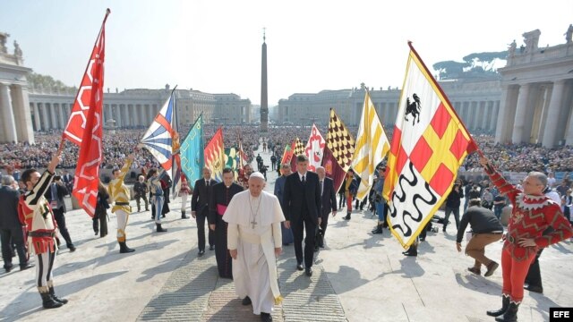 El papa Francisco atraviesa el pasillo formado por miembros de la guardia de honor a su llegada a la Basílica de San Pedro para su tradicional audiencia general de los miércoles, en la Ciudad del Vaticano. Archivo.