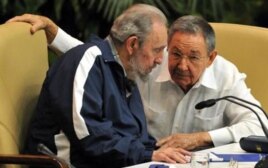 Fotografía de archivo de los hermanos Fidel y Raúl Castro.