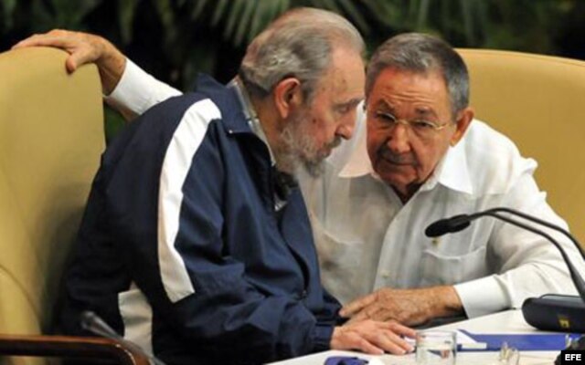 Fotografía de archivo de los hermanos Fidel y Raúl Castro.