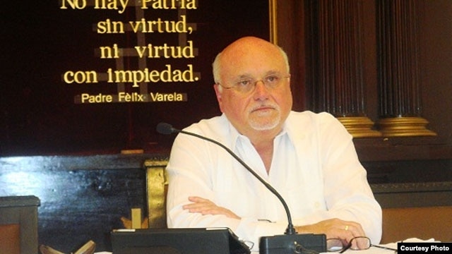 Conferencia de Carlos Saladrigas en el Seminario San Carlos, Habana Vieja. Cortesía de Juan Antonio Madrazo.
