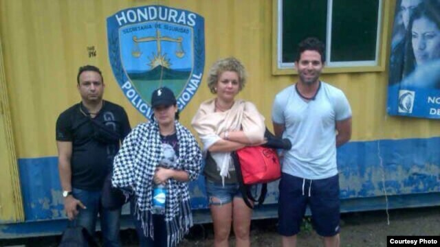 El grupo de cubanos detenido en Honduras (Cortesía La Prensa)