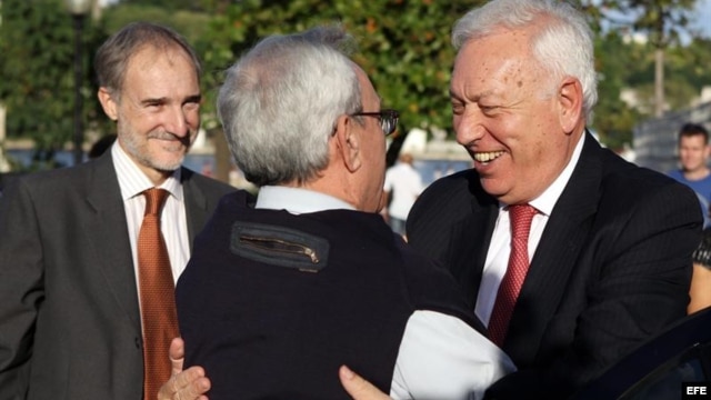 El ministro de Asuntos Exteriores de España, José Manuel García-Margallo, saluda al historiador de La Habana Eusebio Leal al inicio de un recorrido por el Centro Histórico de La Habana.