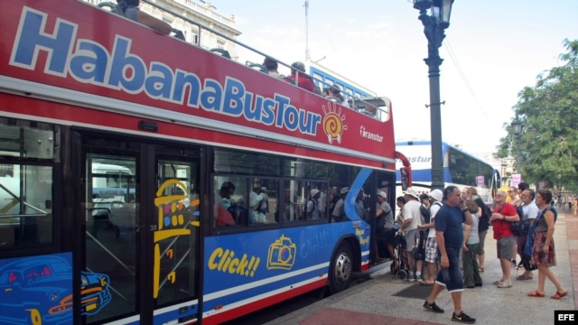 Turistas abordan un autobús turístico el 16 de enero de 2015, en La Habana.