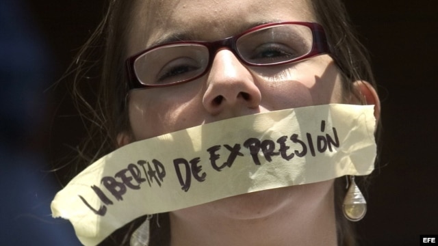 Archivo - Una mujer protesta en Caracas (Venezuela) frente a la sede de la Comisión Nacional de Telecomunicaciones (CONATEL). 