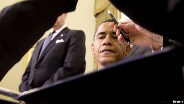 El presidente Obama a punto de firmar una orden. 