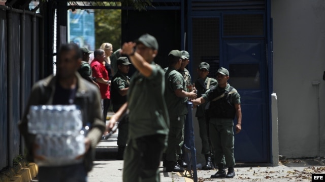 Soldados de la Guardia Nacional en un liceo del centro de Caracas (Venezuela).