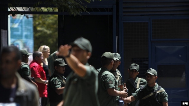 Soldados de la Guardia Nacional vigilan las elecciones.