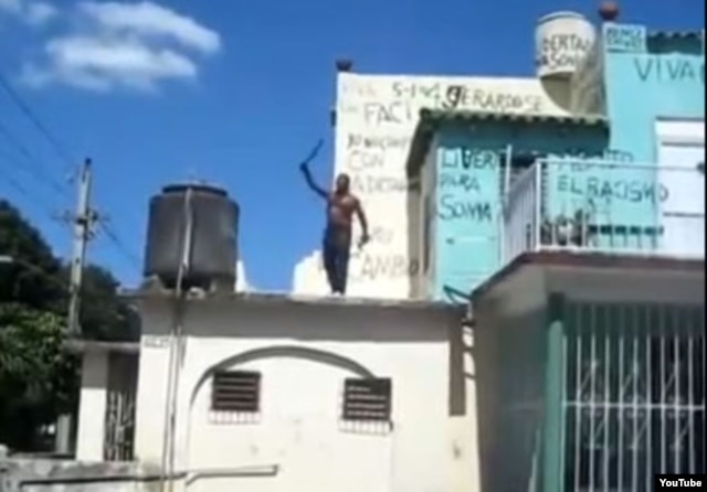 En Youtube: machete en mano, Ramón reclama a viva voz libertad para su esposa.