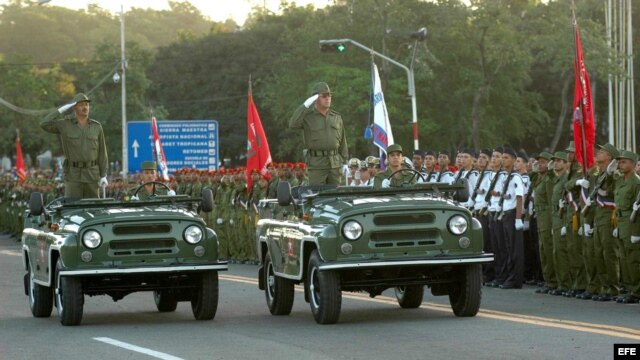 Parada militar y concentración de miles de personas en la Plaza Antonio Maceo de la ciudad de Santiago de Cuba.