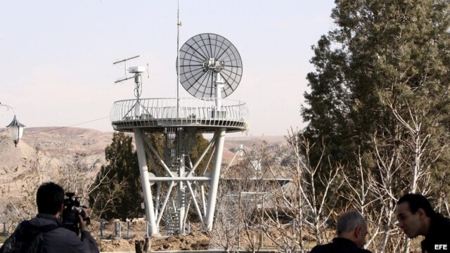 Imagen de archivo de una antena satelital