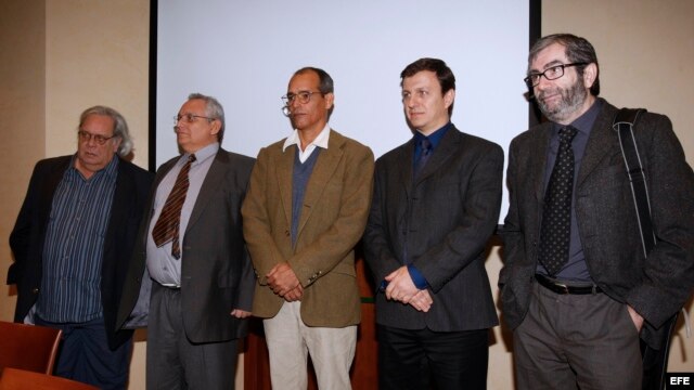 Madrid, 18/03/08.- De dcha. a izda., el escritor Antonio Muñoz Molina, Carlos Lauría, director de la sección para las Américas del Comité para la Protección de los Periodistas (CPJ); el periodista Alejandro González Raga, el disidente cubano Jose García y el periodista Raúl Rivero