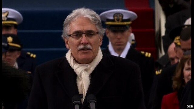 Luis León bendice en español al presidente Obama