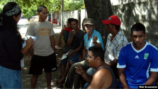 En esta foto de archivo, un grupo de balseros cubanos llega a la costa de Honduras.