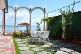 Terraza de una casa particular con vista a la Bahía de Cienfuegos