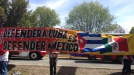 Manifestantes protestan en contra de la presencia de Yoani Sánchez en Puebla, México.