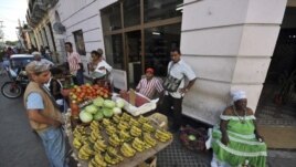 cuba- vida diaria- Según la publicación la clave está en dejar libres a los cuentapropistas para que saquen a la economía del hoyo.