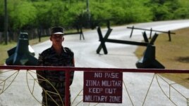 Soldado cubano custodia entrada al puesto fronterizo "Punto 8", cerca de base naval,  Guantánamo