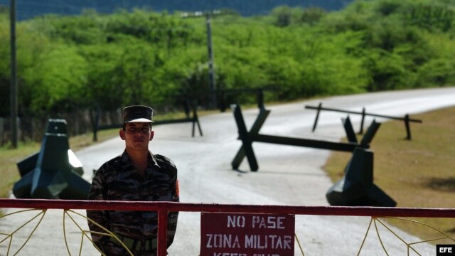 Soldado cubano custodia entrada al puesto fronterizo "Punto 8", cerca de Base Naval de Guantánamo.