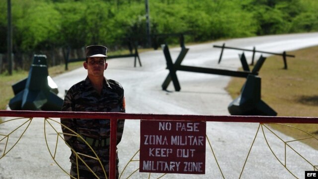 Soldado cubano custodia entrada al puesto fronterizo "Punto 8", cerca de base naval,  Guantánamo