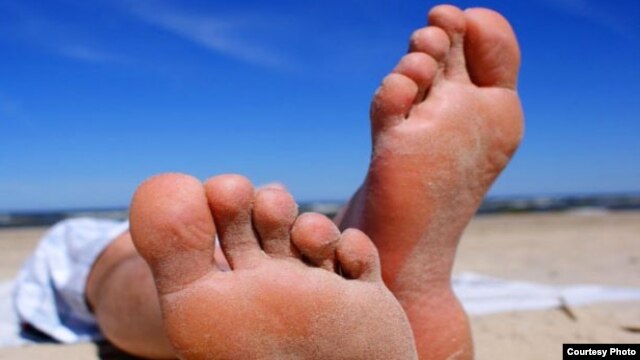 pies en la arena