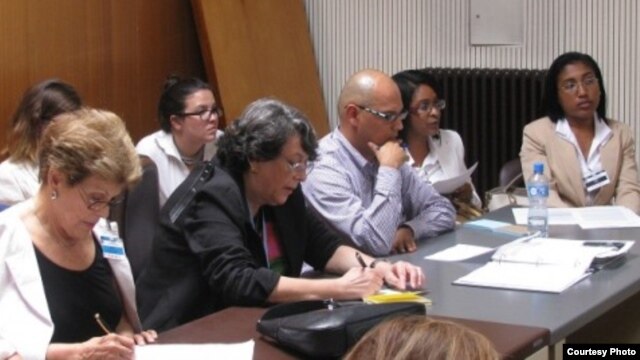 Laritza Diversent y Yaremis Flores durante la reunión. Foto cortesía de Tania Quintero.