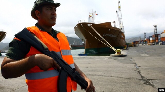 Un soldado custodia uno de los muelles en Puerto Cabello tras ser nacionalizado por el gobierno.