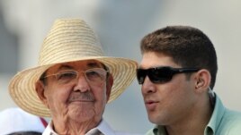 Raúl Castro con su nieto y escolta Raúl Guillermo Rodríguez Castro.(d).