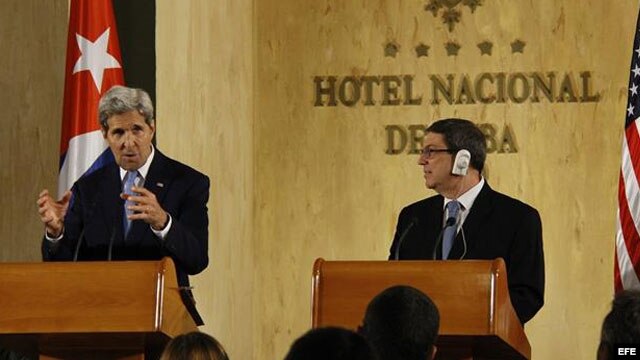 El secretario estadounidense de Estado, John Kerry y Bruno Rodríguez Parrilla