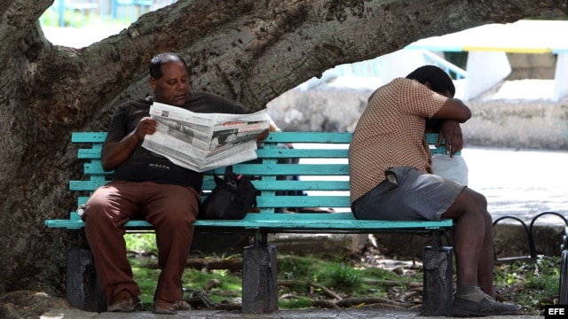 Un hombre lee el diario oficial Granma en un parque en La Habana.