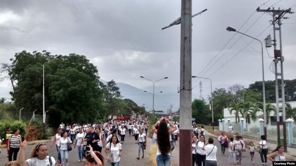 Mujeres venezolanas pasando a Colombia en busca de alimentos