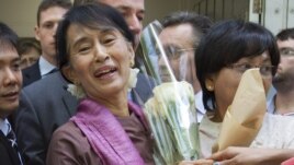 Aung San Suu Kyi a su salida de la London School of Economics (LSE), en Londres, Reino Unido